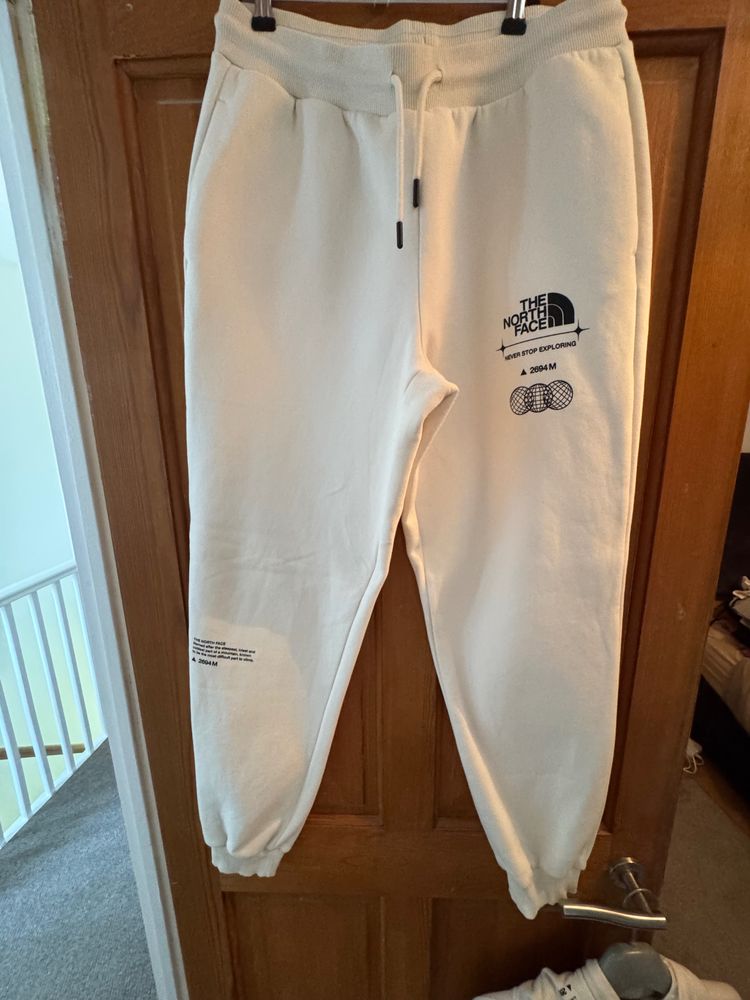The North Face White Sweatpants obraz 1
