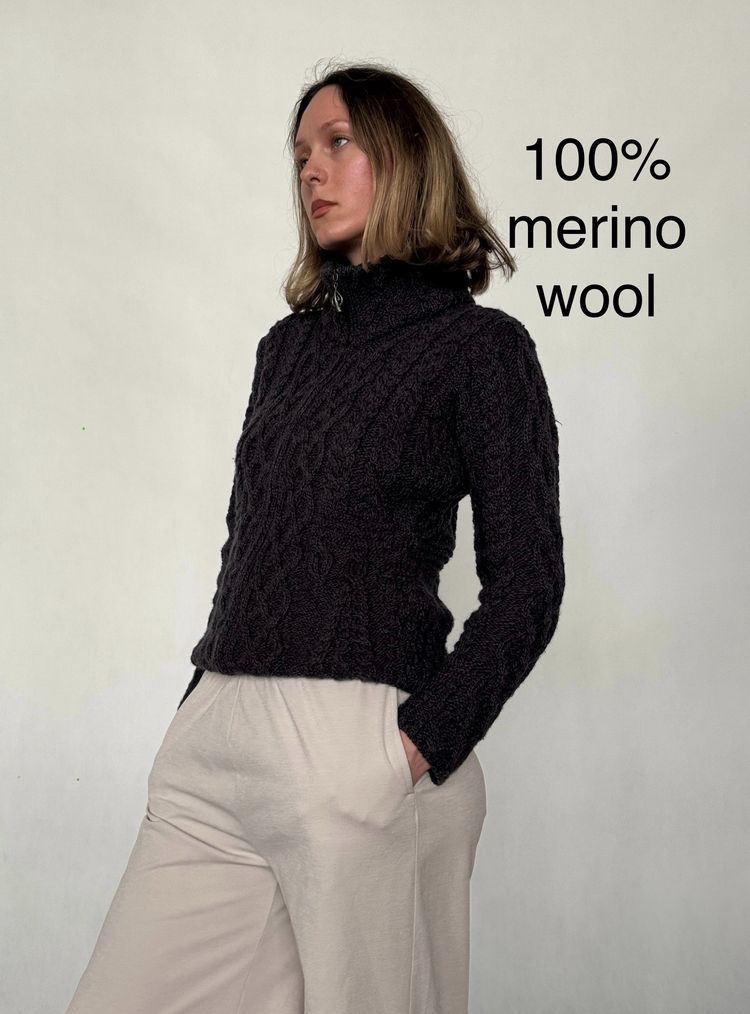 black cable knit merino wool sweater obraz 2