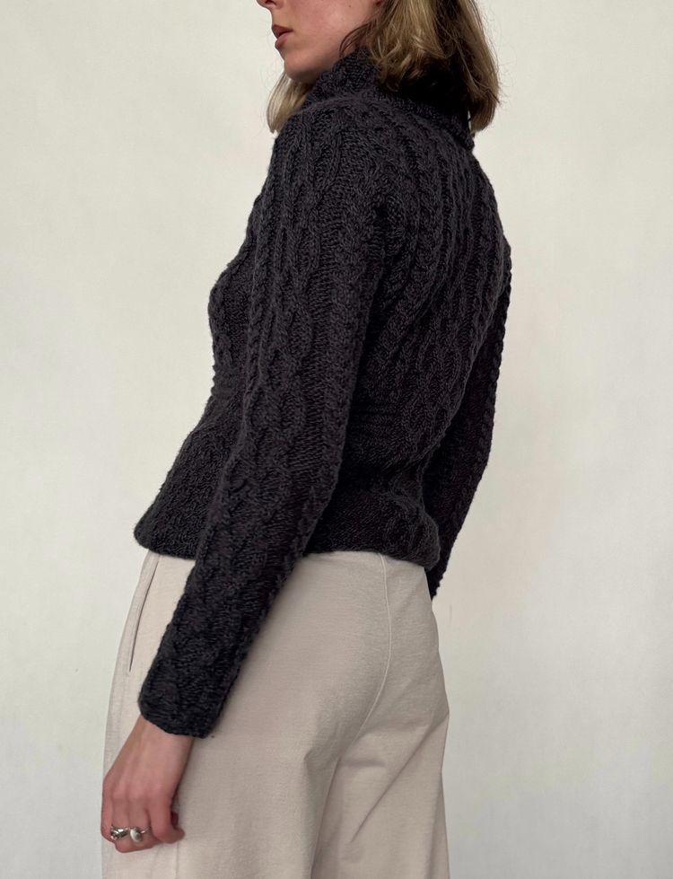 black cable knit merino wool sweater obraz 4