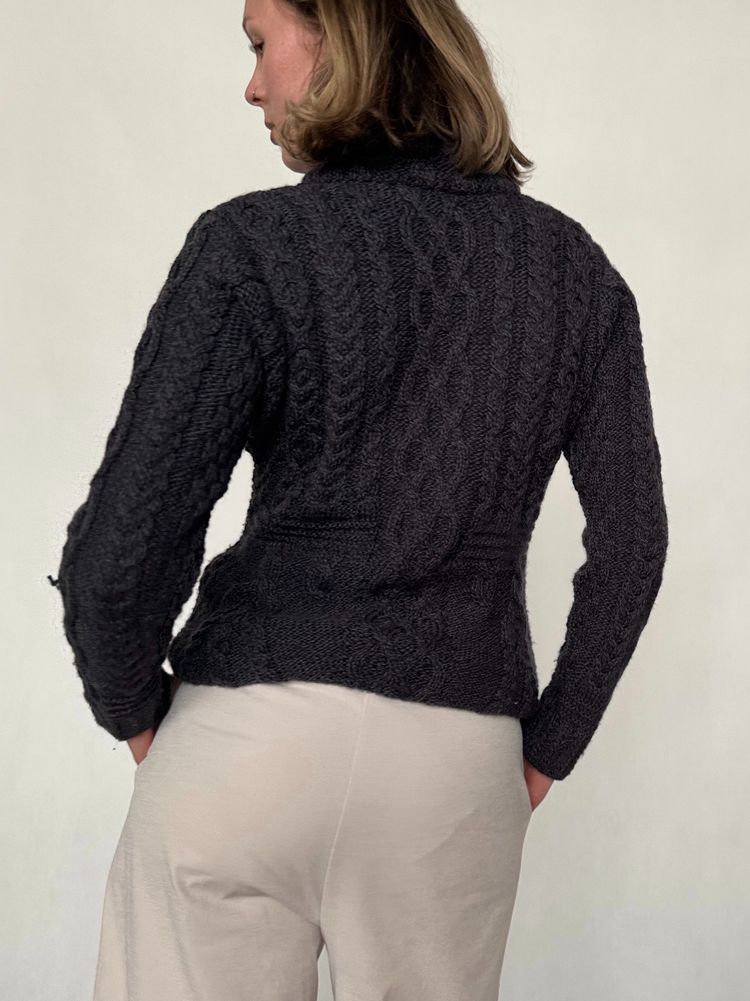 black cable knit merino wool sweater obraz 3