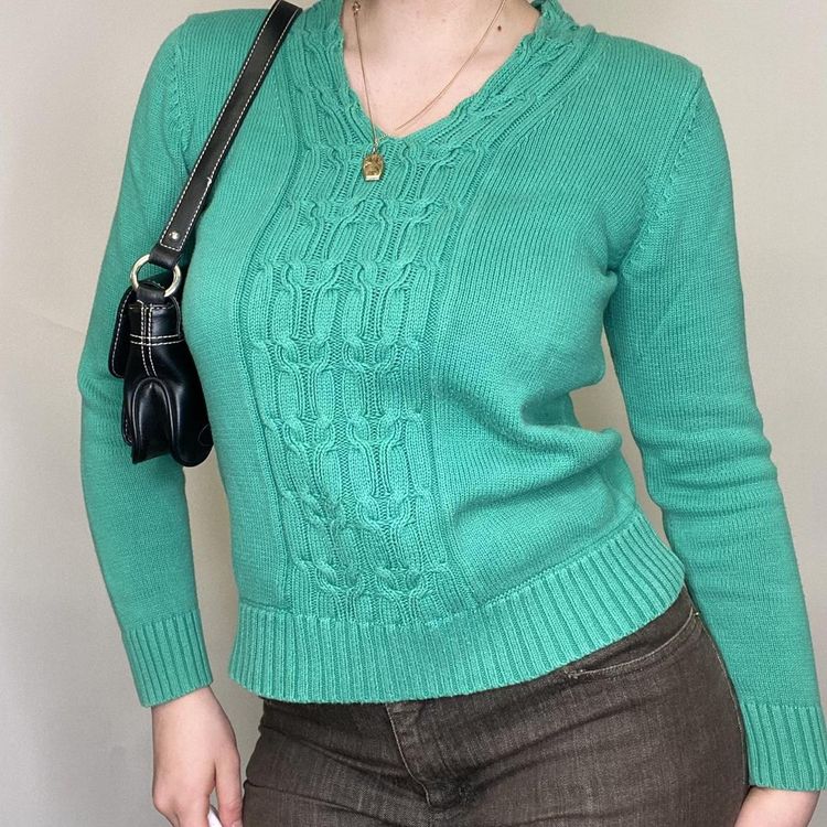 Immagine di Green ‘Orvis’ cable knit jumper.  3