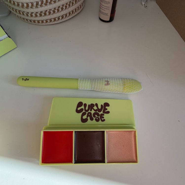 Curve Case Blursh Bronze Lip Palette With Brush