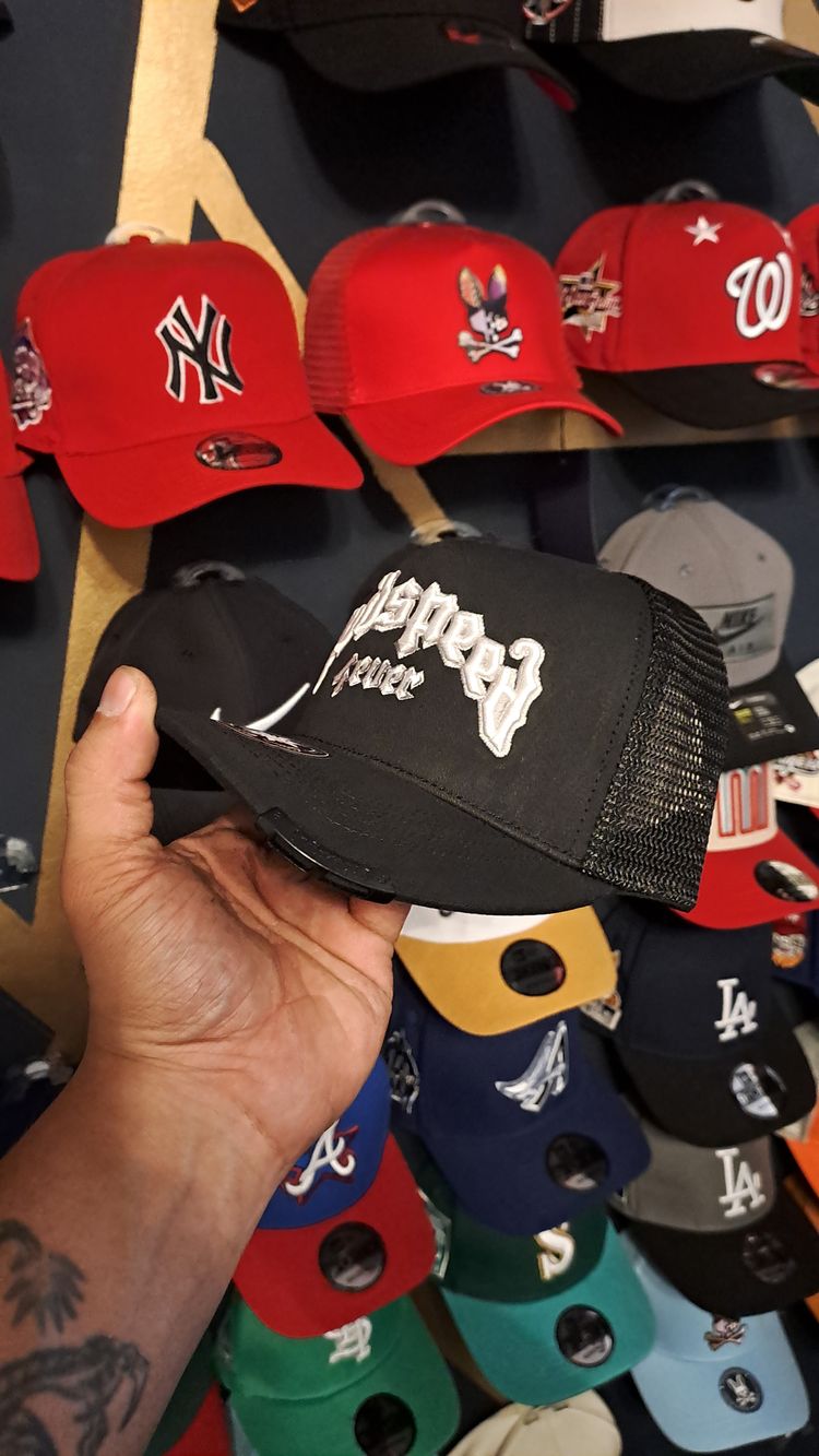 Black Mesh Trucker Cap With Embroidered Text obraz 2