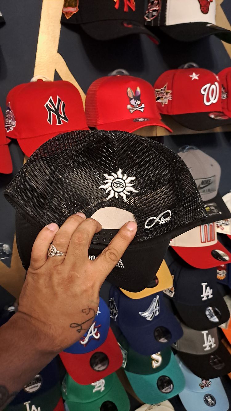 Black Mesh Trucker Cap With Embroidered Text obraz 3