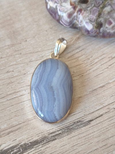 COLGANTE EN PLATA 925 CALCEDONIA
