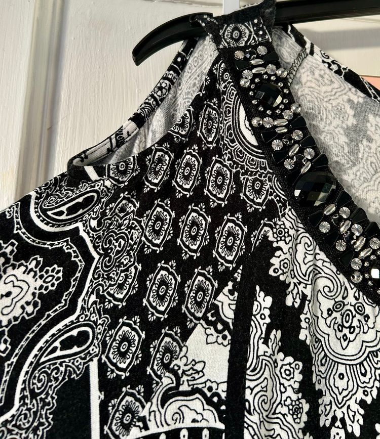 W Women's Black and White Patterned Cold Shoulder Top with Beaded Neckline BHS size 18 imagen 4