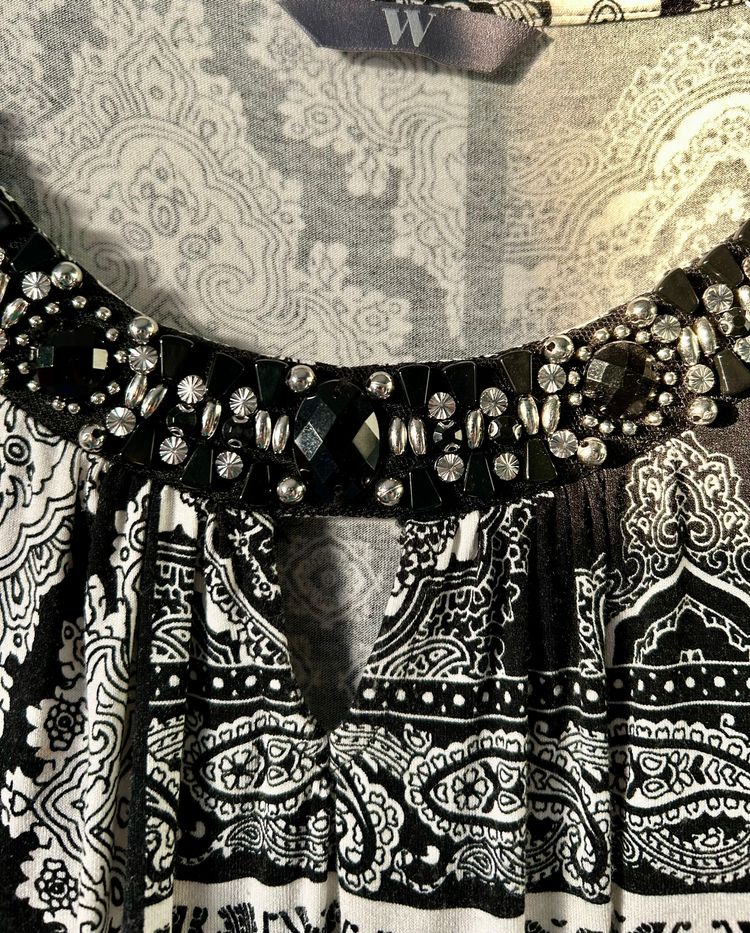 W Women's Black and White Patterned Cold Shoulder Top with Beaded Neckline BHS size 18 imagen 2