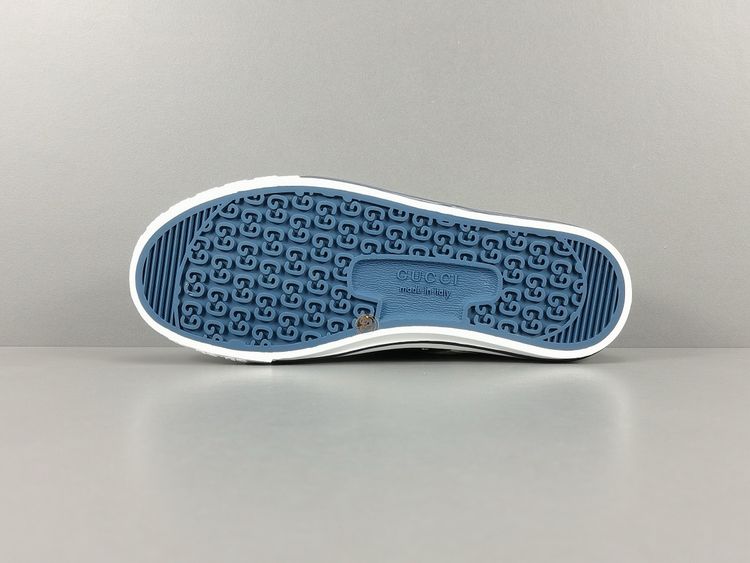 Low-top sneakers image 4