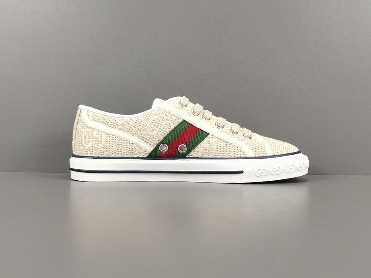 Low-top sneakers image 3
