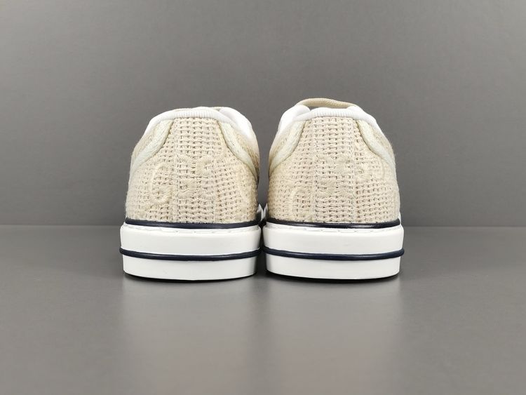 Low-top sneakers image 2