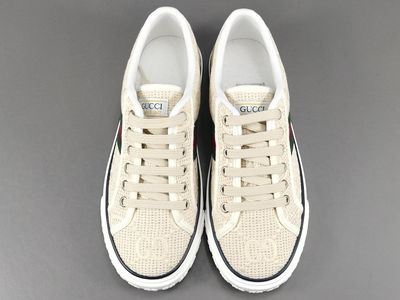 Low-top sneakers