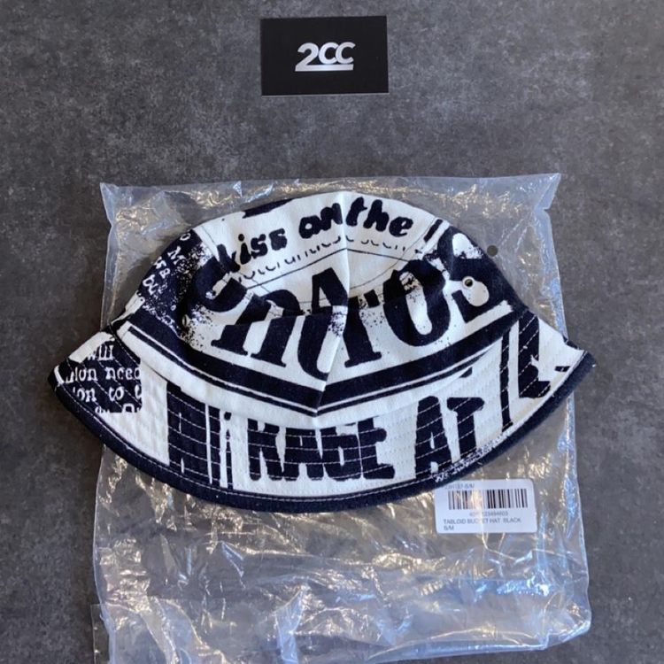 - Palace Tabloid Bucket Hat in white and black 1