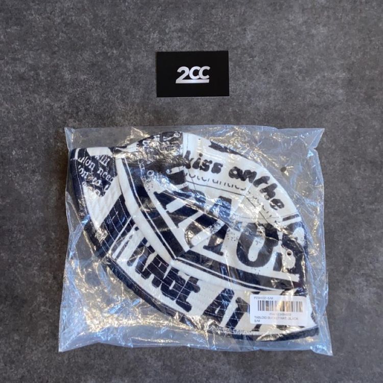 - Palace Tabloid Bucket Hat in white and black 3