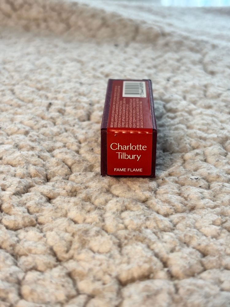 Charlotte Tilbury Matte Revolution Lipstick imagen 2