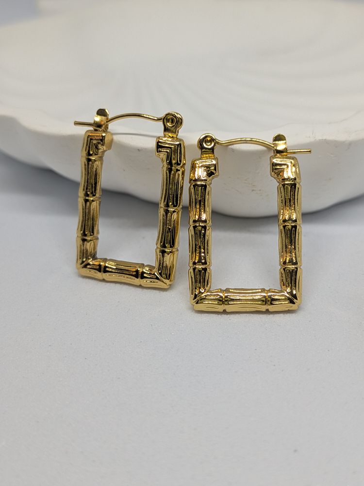Immagine di Gold Rectangular Bamboo-Style Hoop Earrings 2