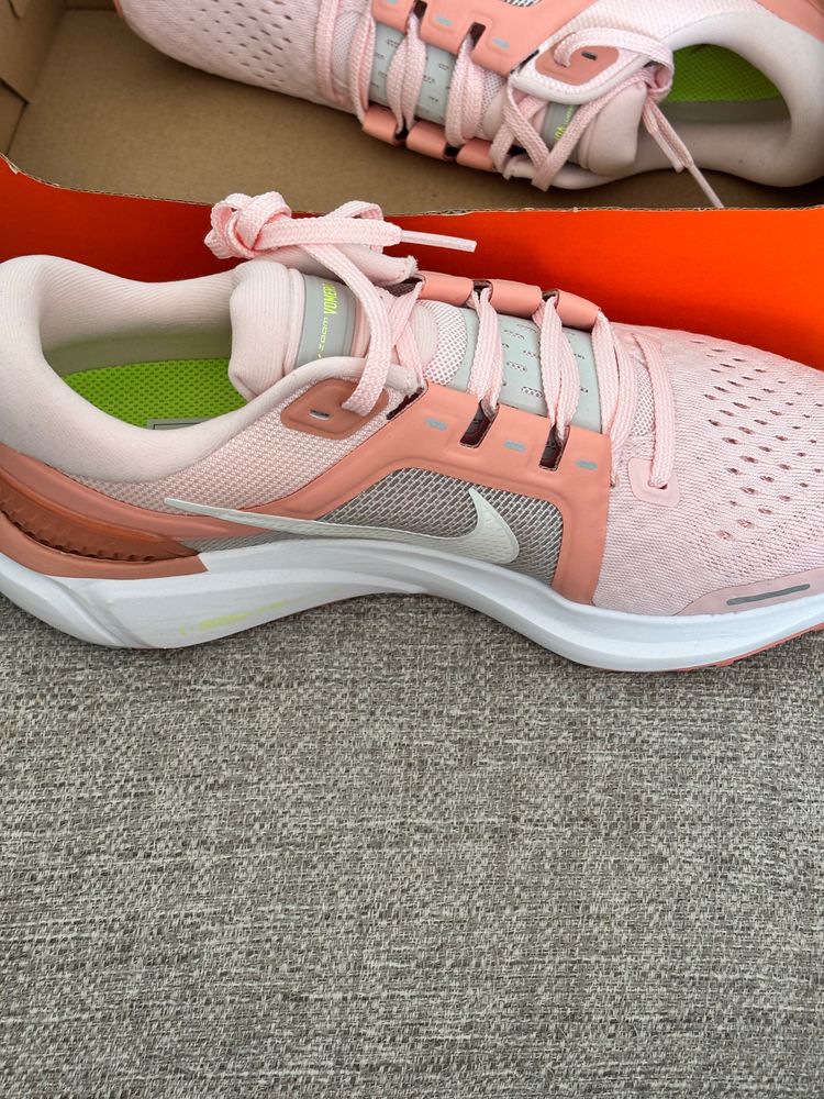 Wmns Nike Air Zoom Vomero 16
