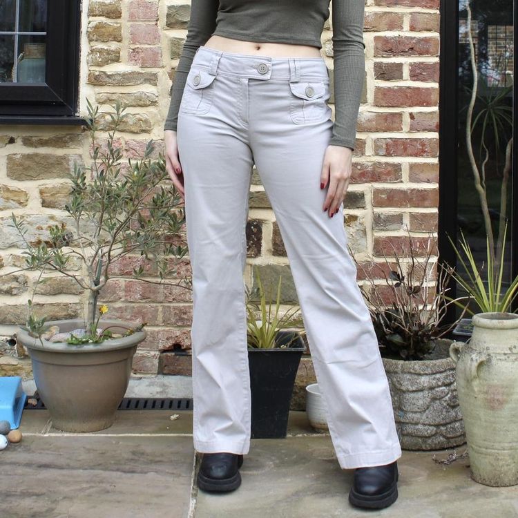 Stone mid rise flared trousers with patch pocket details imagen 2