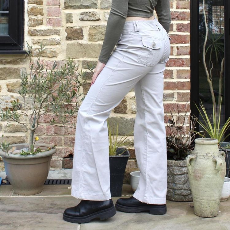 Stone mid rise flared trousers with patch pocket details imagen 3