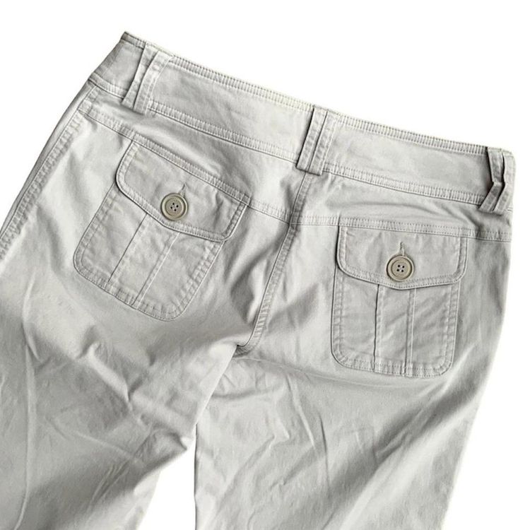 Stone mid rise flared trousers with patch pocket details imagen 5