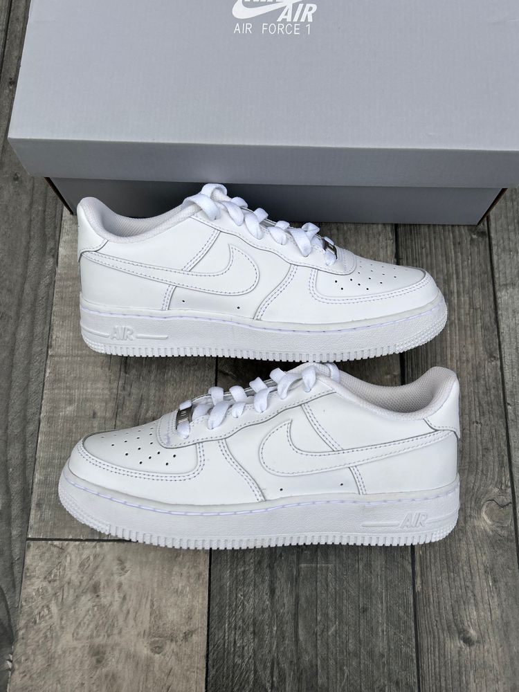 Immagine di Nike Air Force 1 ‘07 LE Trainers - ‘Triple White’ - Size UK 5,5.5 9
