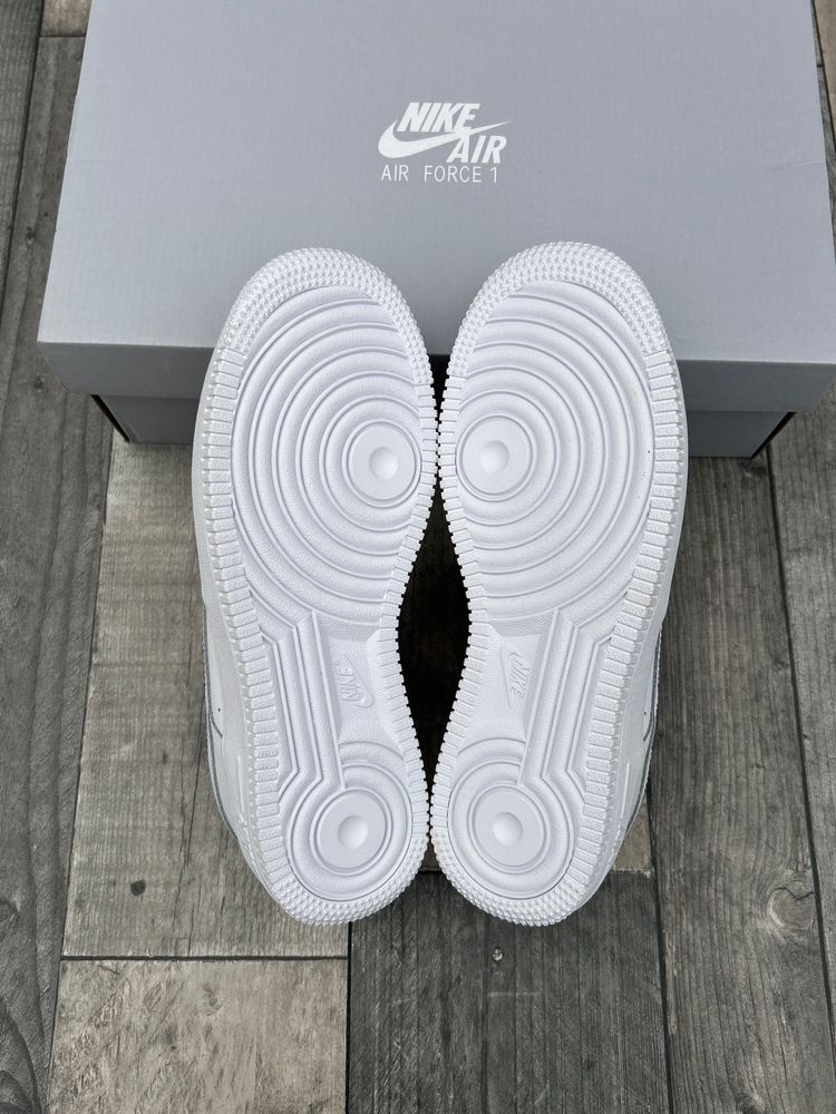Immagine di Nike Air Force 1 ‘07 LE Trainers - ‘Triple White’ - Size UK 5,5.5 8