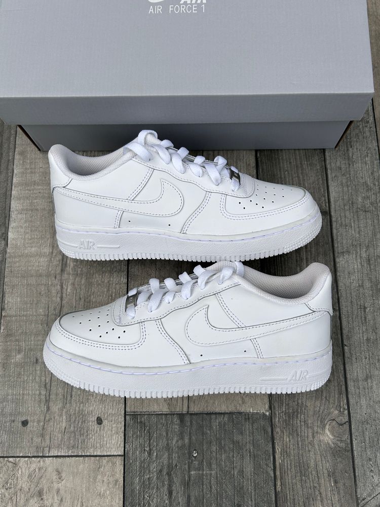 Immagine di Nike Air Force 1 ‘07 LE Trainers - ‘Triple White’ - Size UK 5,5.5 1