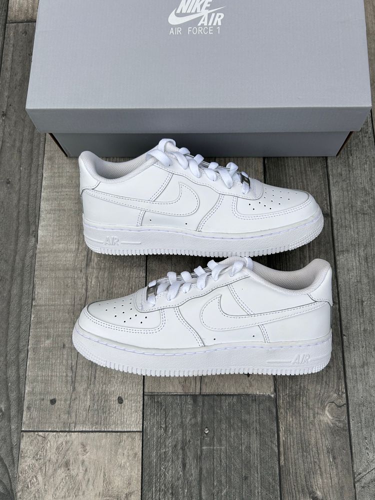 Immagine di Nike Air Force 1 ‘07 LE Trainers - ‘Triple White’ - Size UK 5,5.5 3