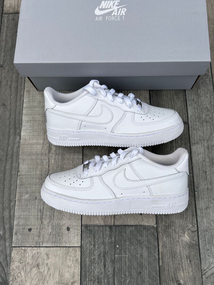 Immagine di Nike Air Force 1 ‘07 LE Trainers - ‘Triple White’ - Size UK 5,5.5 4