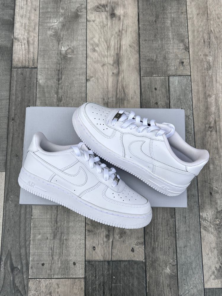 Immagine di Nike Air Force 1 ‘07 LE Trainers - ‘Triple White’ - Size UK 5,5.5 7