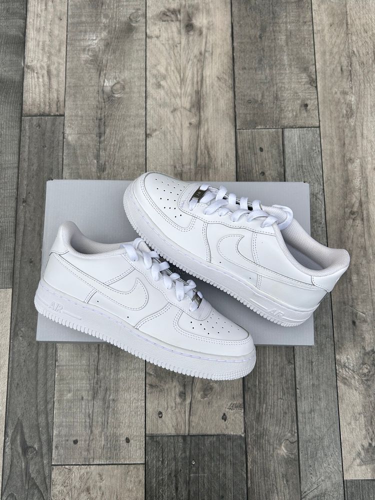 Immagine di Nike Air Force 1 ‘07 LE Trainers - ‘Triple White’ - Size UK 5,5.5 6