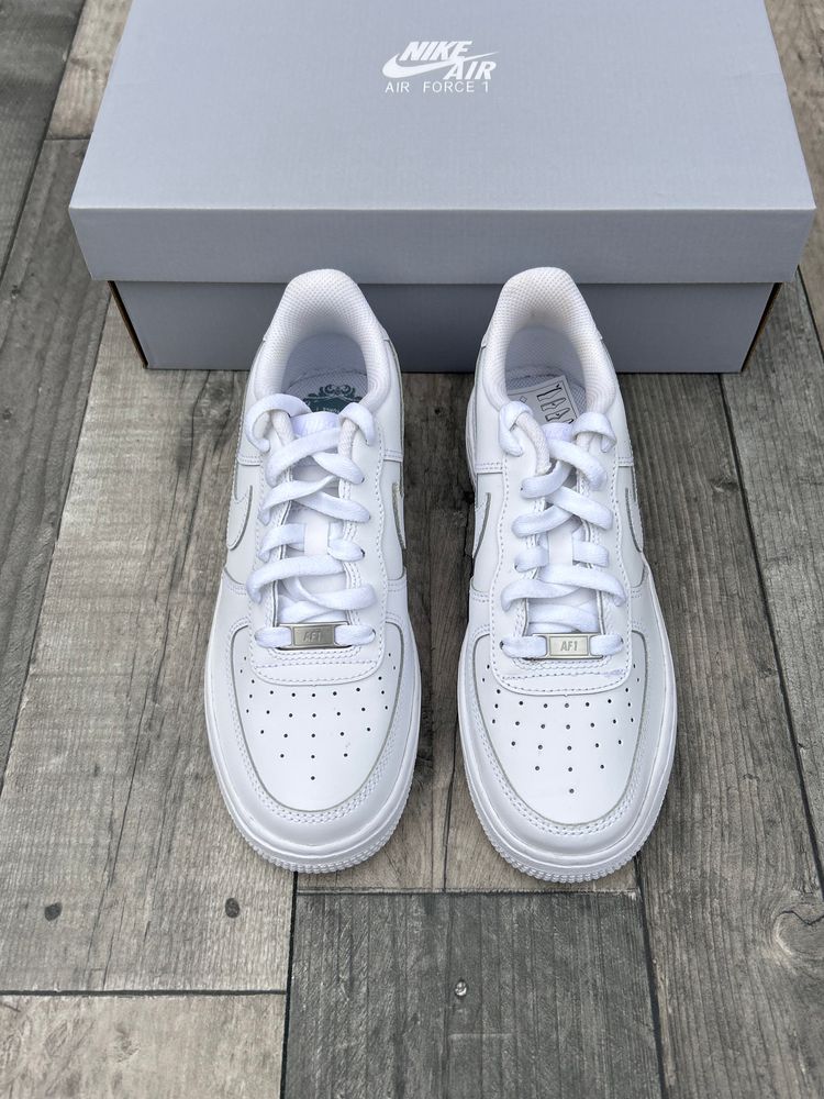 Immagine di Nike Air Force 1 ‘07 LE Trainers - ‘Triple White’ - Size UK 5,5.5 5