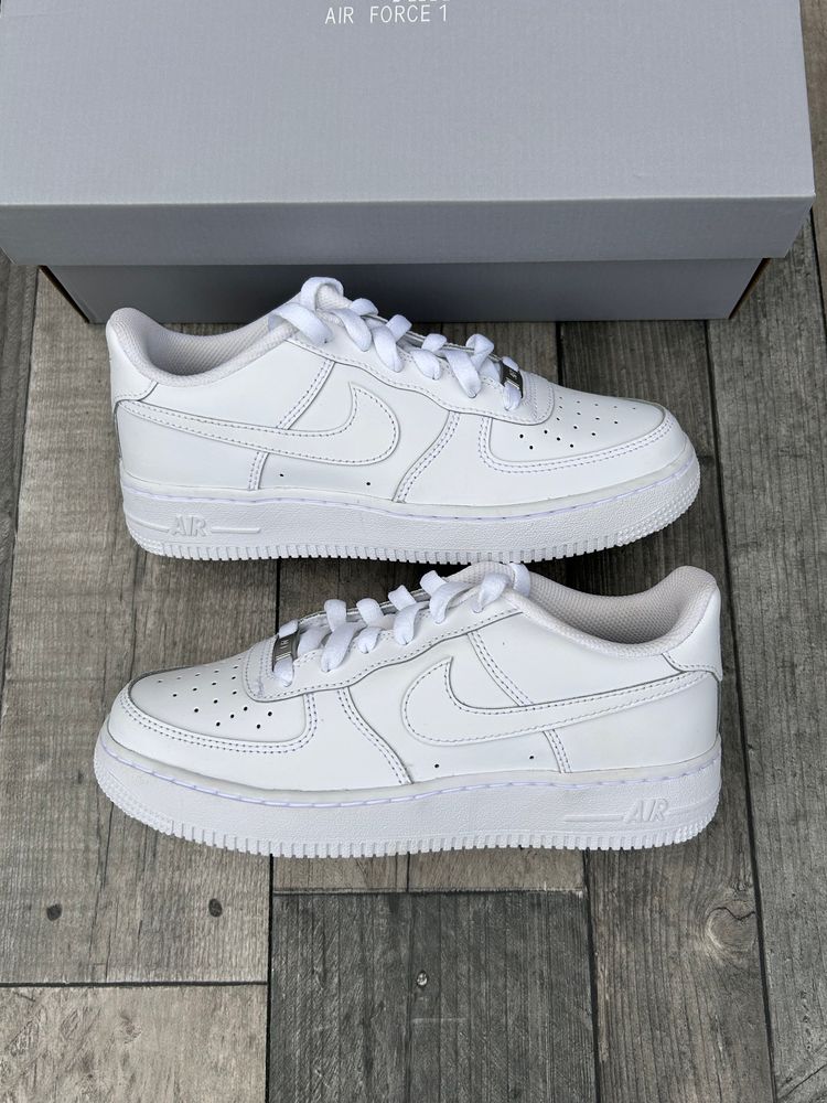 Immagine di Nike Air Force 1 ‘07 LE Trainers - ‘Triple White’ - Size UK 5,5.5 2
