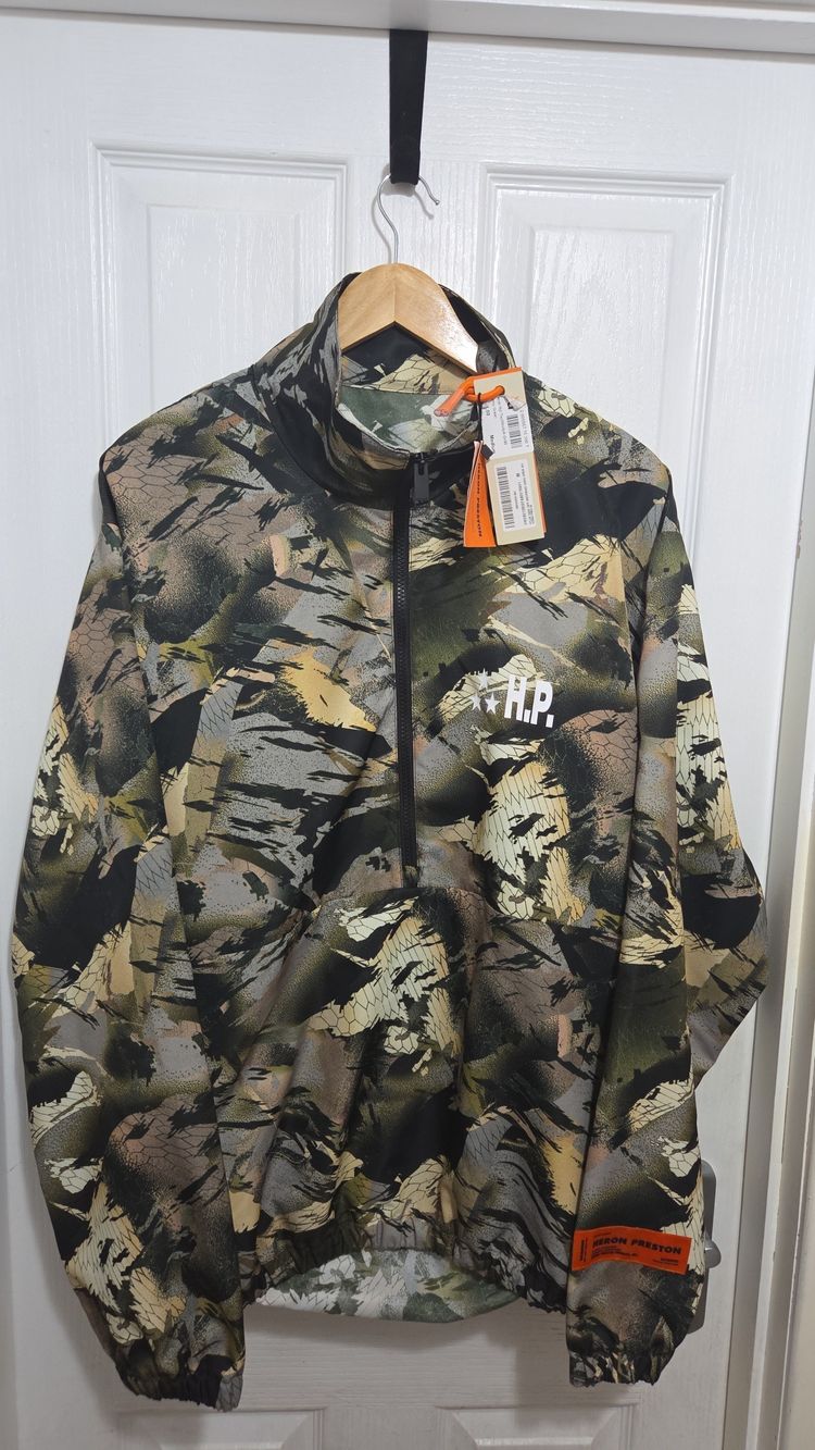 Heron Preston Oversized Camo Logo Tape Jacket Mens Medium  imagen 1