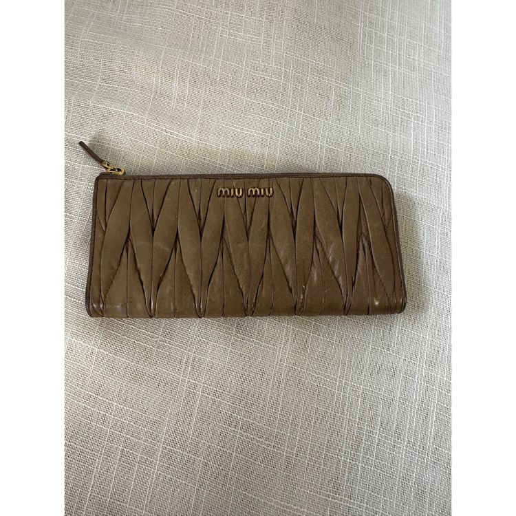 Large zipped wallet / all-in-one Miu Miu in pleated taupe leather / Miu Miu Matelassé long wallet imagen 4