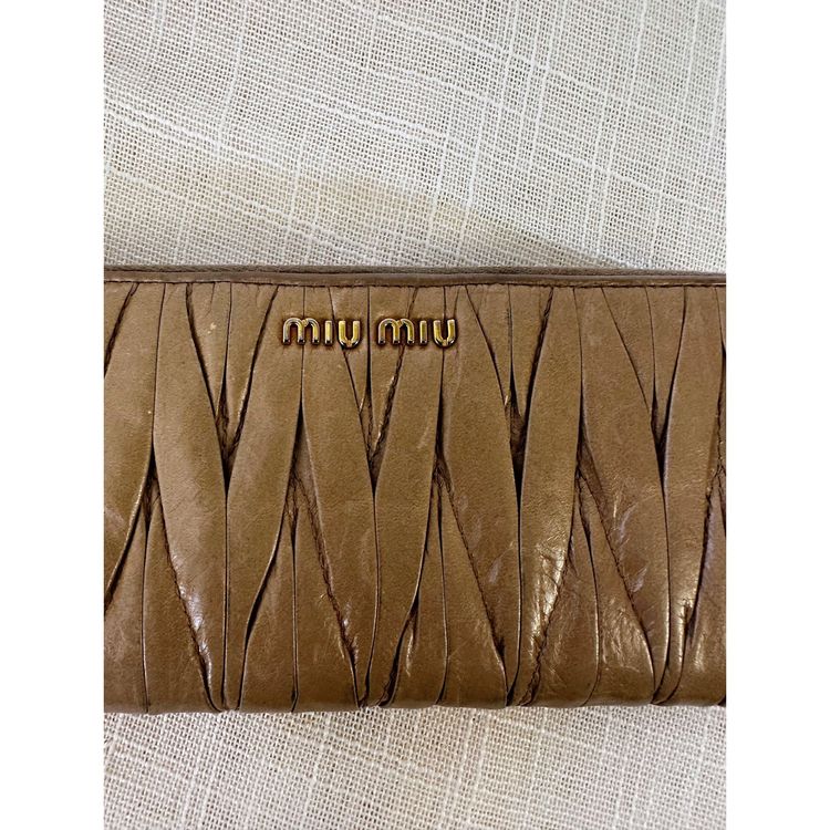 Large zipped wallet / all-in-one Miu Miu in pleated taupe leather / Miu Miu Matelassé long wallet imagen 2