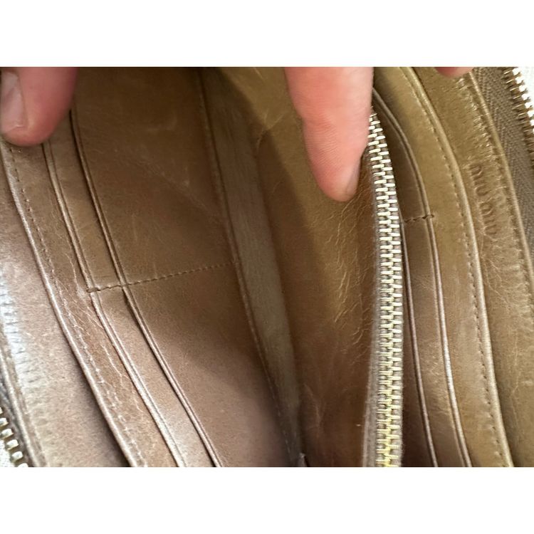 Large zipped wallet / all-in-one Miu Miu in pleated taupe leather / Miu Miu Matelassé long wallet imagen 10