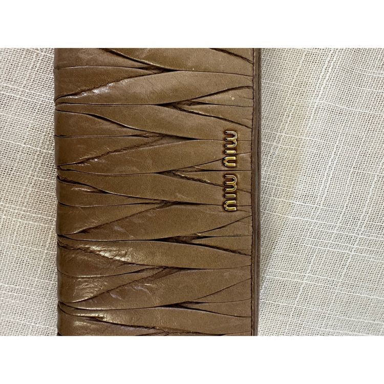 Large zipped wallet / all-in-one Miu Miu in pleated taupe leather / Miu Miu Matelassé long wallet imagen 3