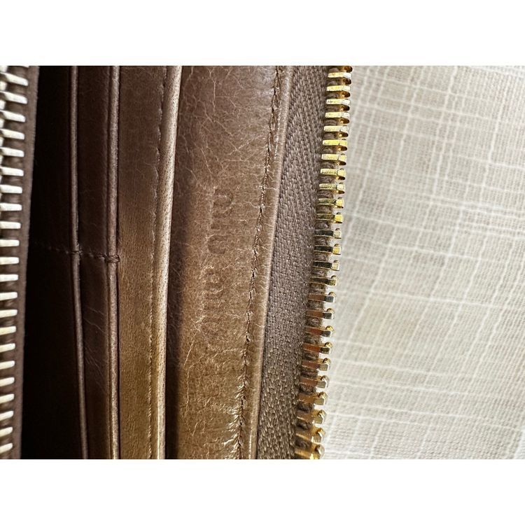 Large zipped wallet / all-in-one Miu Miu in pleated taupe leather / Miu Miu Matelassé long wallet imagen 6