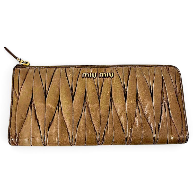 Large zipped wallet / all-in-one Miu Miu in pleated taupe leather / Miu Miu Matelassé long wallet imagen 1