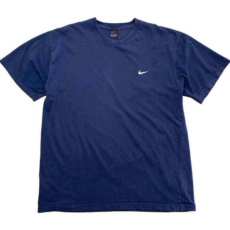 Y2K Nike small swoosh embroidered classic crew neck tshirt. Small logo on chest. 1