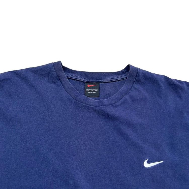 Y2K Nike small swoosh embroidered classic crew neck tshirt. Small logo on chest. 2