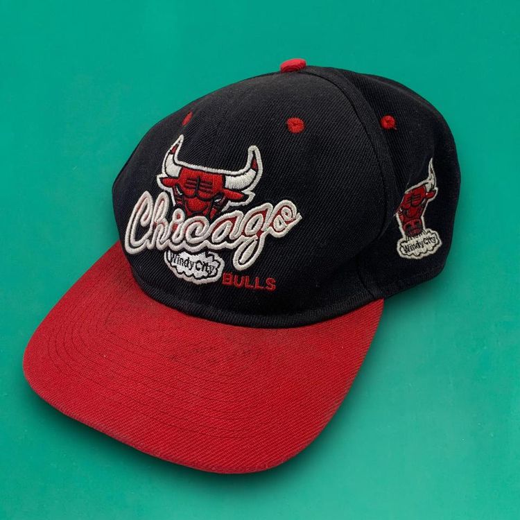 Chicago Bulls Vintage 90s Embroidered Spellout Logo Snapback Cap Basketball Cap 47 Brand Hat Black image 1