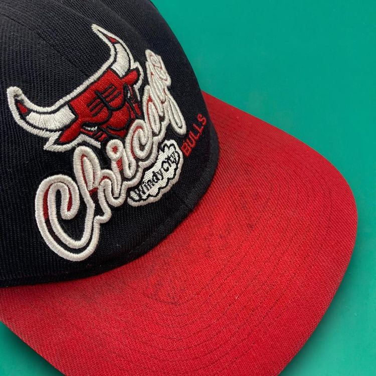 Chicago Bulls Vintage 90s Embroidered Spellout Logo Snapback Cap Basketball Cap 47 Brand Hat Black image 5