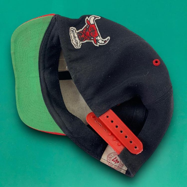 Chicago Bulls Vintage 90s Embroidered Spellout Logo Snapback Cap Basketball Cap 47 Brand Hat Black image 6
