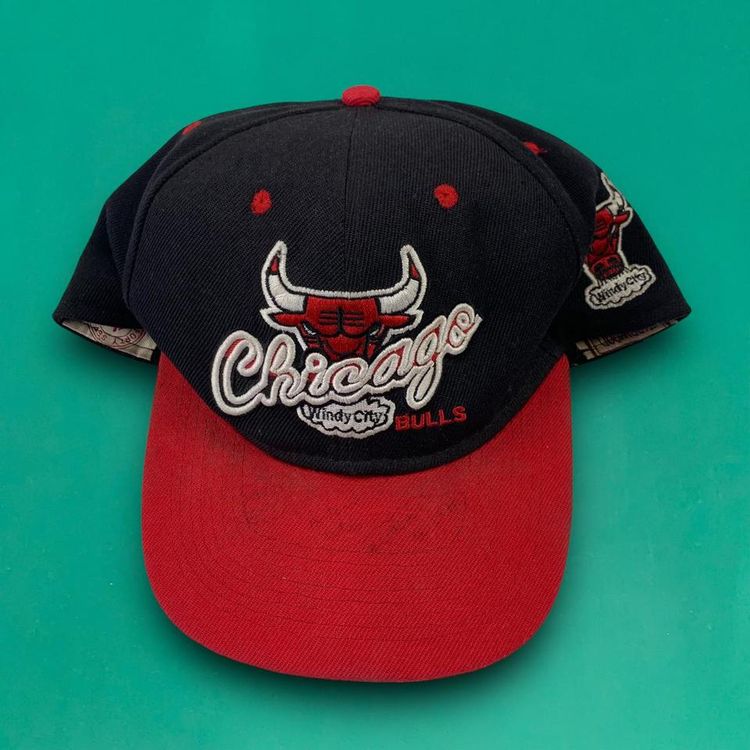 Chicago Bulls Vintage 90s Embroidered Spellout Logo Snapback Cap Basketball Cap 47 Brand Hat Black image 3