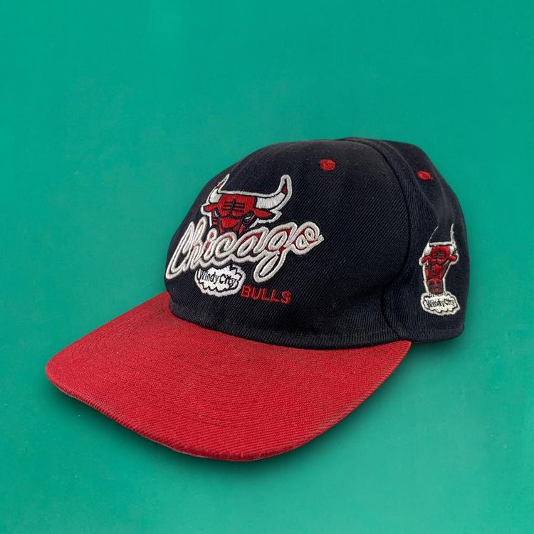 Chicago Bulls Vintage 90s Embroidered Spellout Logo Snapback Cap Basketball Cap 47 Brand Hat Black image 2