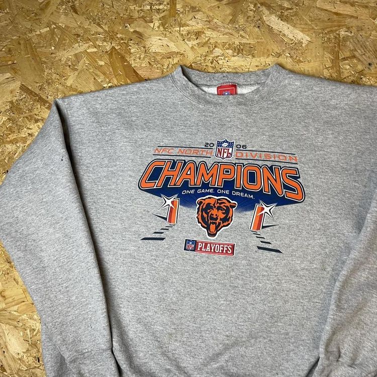 Vintage Reebok NFL x Chicago Bears Graphic Sweatshirt 2