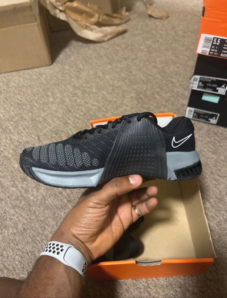 Immagine di Nike black and grey athletic shoes 3
