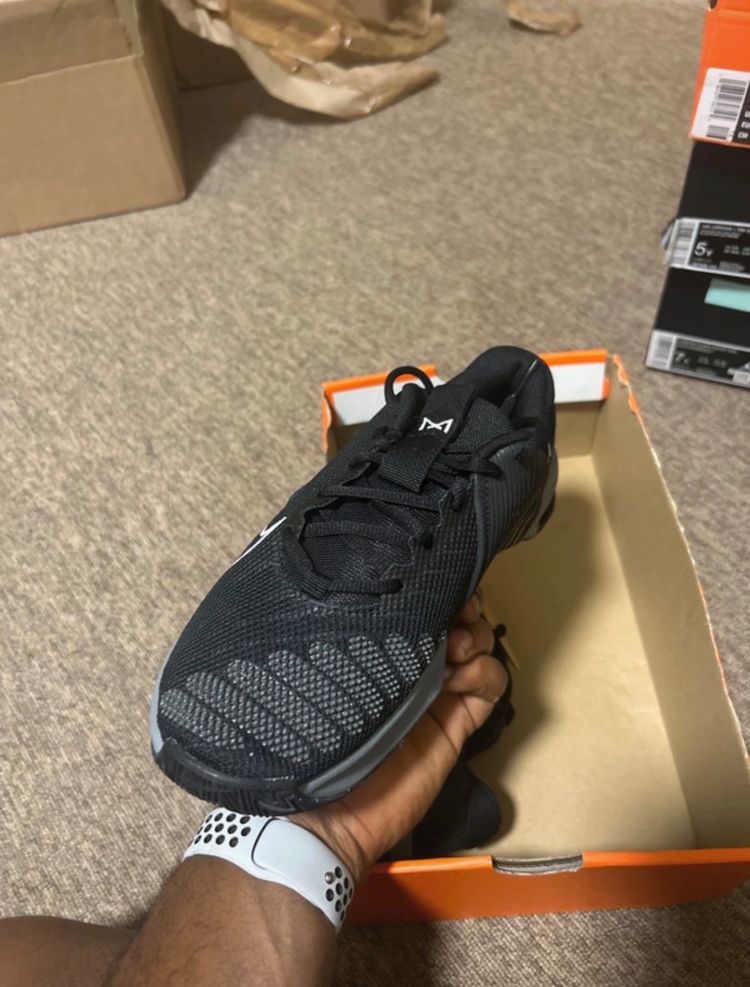 Immagine di Nike black and grey athletic shoes 4