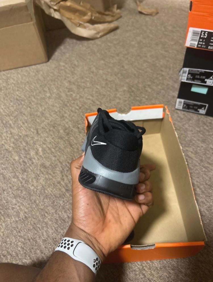 Immagine di Nike black and grey athletic shoes 2